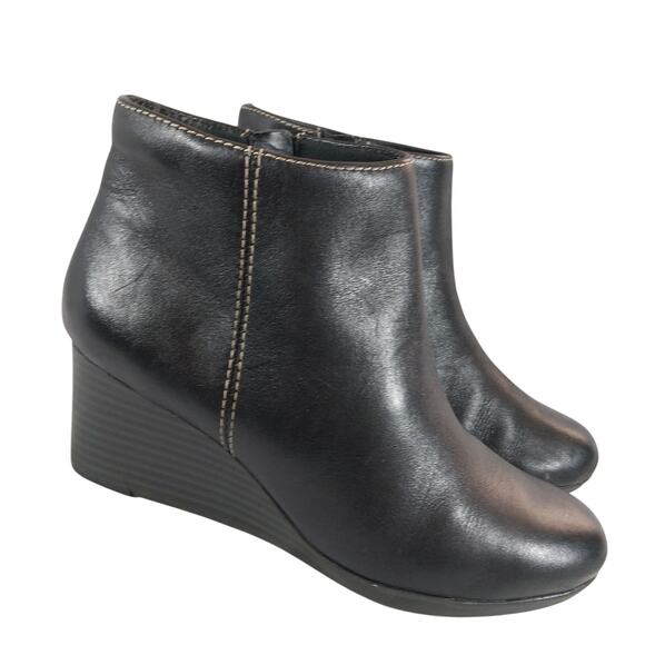 CLARKS! BLACK GENUINE LEATHER WEDGE HEELS, CONTRAST STITCHED ANKLE BOOTS! SZ 6M - Picture 1 of 10